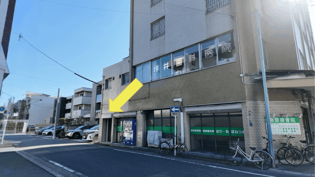 ユメツナベース_入口は通りから横に入ったビル北側です