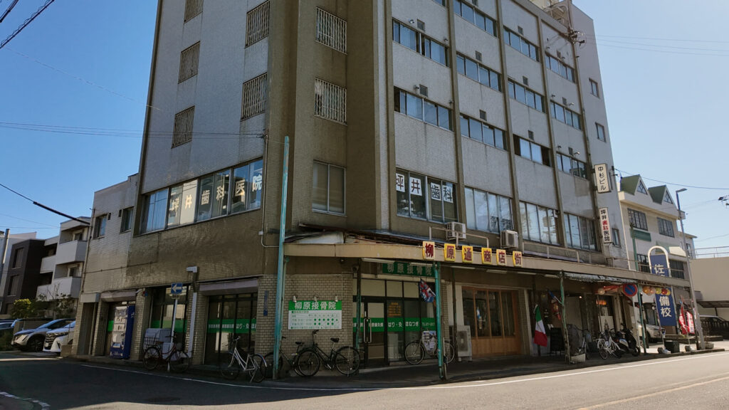 ユメツナベースは当ビルの２階です