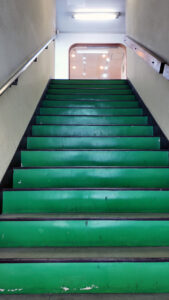 ユメツナベースの入口へ続く階段